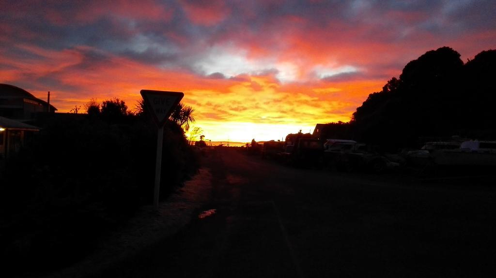 Stewart Island Backpackers Hostel Half-moon Bay Exterior foto