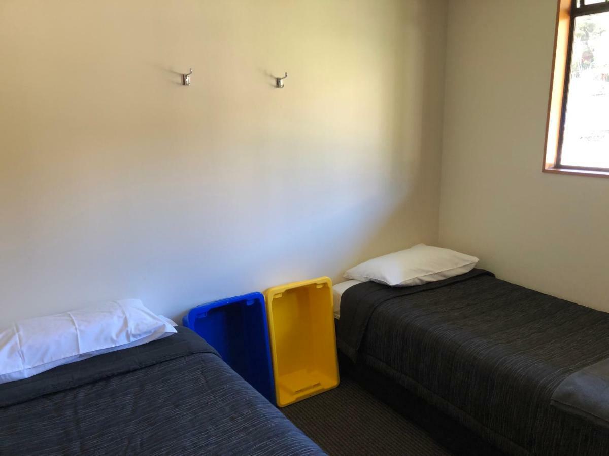 Stewart Island Backpackers Hostel Half-moon Bay Exterior foto
