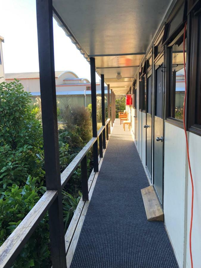 Stewart Island Backpackers Hostel Half-moon Bay Exterior foto