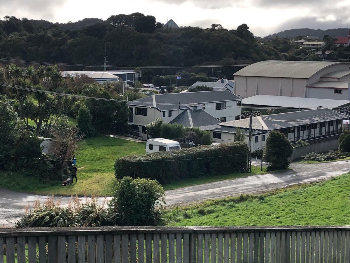 Stewart Island Backpackers Hostel Half-moon Bay Exterior foto
