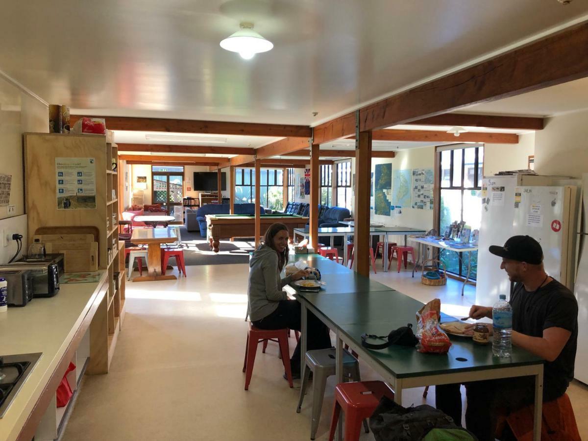 Stewart Island Backpackers Hostel Half-moon Bay Exterior foto